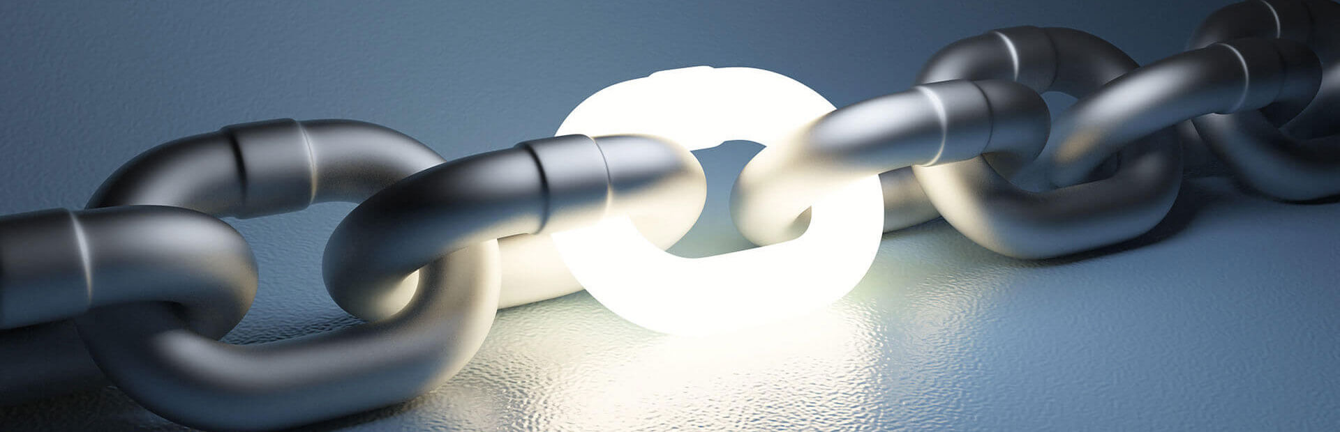 Een afbeelding van een ketting waar licht doorheen schijnt, wat de onderlinge verbondenheid van backlinks symboliseert.