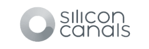 Le logo de Silicon Canals présente un symbole circulaire sur la gauche, associé de manière harmonieuse au texte « Silicon Canals » en lettres minuscules modernes sur la droite. La palette de couleurs grises épurées associe parfaitement le tout.