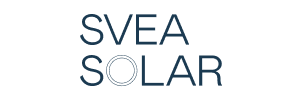 Logo avec le texte « SVEA Solar » en lettres majuscules bleu foncé. La lettre « O » de « Solar » est stylisée avec un dessin circulaire à l'intérieur.